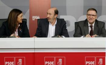 Rubalcaba, con la portavoz parlamentaria del PSOE, Soraya Rodríguez. (Foto: INMA MESA)