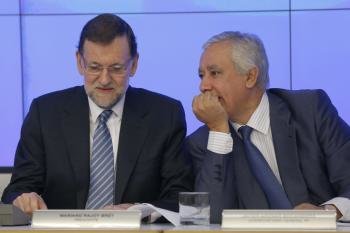 El presidente del Gobierno, Mariano Rajoy, junto al vicesecretario del PP Javier Arenas.