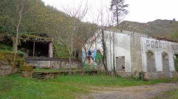 La antigua planta embotelladora de Requeixo. El manantial está en estado ruinoso. (Foto: A. R.)