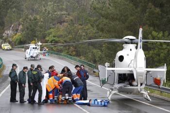 La mujer herida, en el momento en el que va a ser trasladada al helicóptero de Emerxencias. (Foto: XESÚS FARIÑAS)