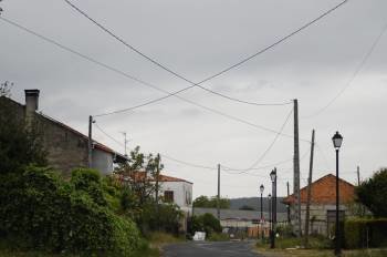 Aspecto del tendido eléctrico, en el tramo urbano de Cenlle. (Foto: MARTIÑO PINAL)