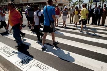 Un grupo de peatones, a los que va dirigida la nueva campaña de Tráfico, cruza por un paso de cebra. (Foto: ARCHIVO)