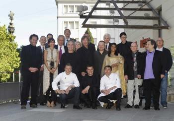 Los hermanos Roca, con los participantes en la primera ópera culinaria. (Foto: T.ALBIR)