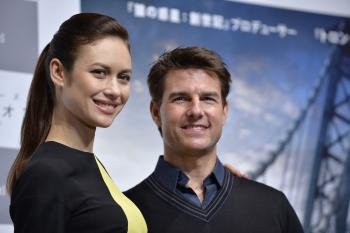 Los actores Tom Cruise (dcha) y Olga Kurylenko (izq) posan para los fotógrafos antes de dar una rueda de prensa para presentar la película 'Oblivion' en Tokio.