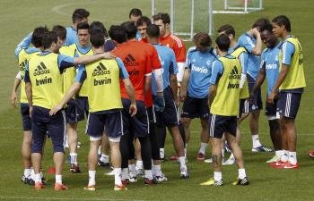 Los jugadores del Real Madrid, durante el entrenamiento del equipo hoy en Valdebebas.