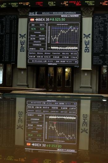 Un panel del parqué madrileño muestra la evolución del principal indicador de la Bolsa de Madrid, el IBEX 35 (Foto: EFE)