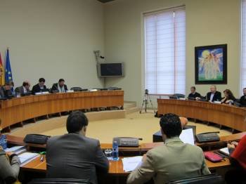 Los miembros de la Comisión de Educación, en una de sus reuniones en la Cámara. (Foto: ARCHIVO)