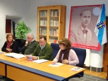 Una foto de Florencio Delgado Gurriarán preside una reunión del Instituto de Estudios Valdeorreses. (Foto: J.C.)