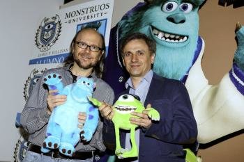 Fotografía facilitada por Disney de Santiago Segura y José Mota que, doce años después del estreno de la cinta de animación 'Monstruos S.A.', se han vuelto a reunir para doblar a sus protagonistas.