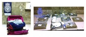 Fotografías facilitadas por la Policía Nacional que ha detenido en el aeropuerto madrileño de Barajas a una mujer de 35 años que llevaba 12 kilos de cocaína.