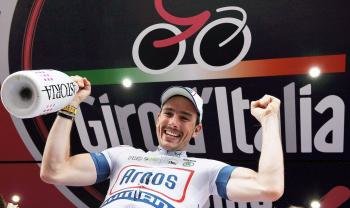 El ciclista alemán John Degenkolb (Argos-Shimano) celebra en el podio la victoria conseguida en la quinta etapa del Giro de Italia (Foto: EFE)