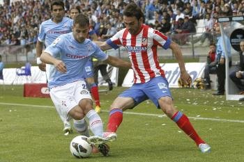 El defensa del Celta de Vigo Jonny Castro (i) lucha un balón con el delantero del Atlético de Madrid Adrián López (Foto: EFE)