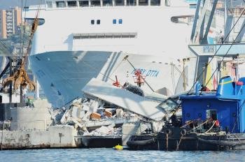  Detalle de los daños provocados en el choque de un buque con la torre de control del puerto de Génova.