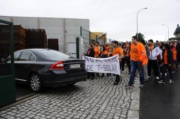 Los trabajadores protestan a la entrada de los administradores. (Foto: MARTIÑO PINAL)
