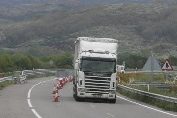 Señalización que obliga a utilizar el carril único a la altura de Trasmiras, en la autovía Rías Baixas. (Foto: MARCOS ATRIO)