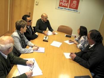 Carmen Gallego, a la derecha, durante la reunión con representantes del Cermi. (Foto: P.S.)