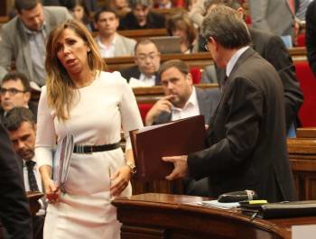 Los diputados del PPC, con Sánchez-Camacho a la cabeza, abandonando el pleno. (Foto: TONI GARRIGA)