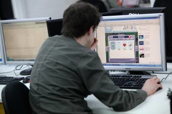 Un trabajador entra en una página de juegos a través de internet desde su lugar de trabajo. (Foto: ARCHIVO)