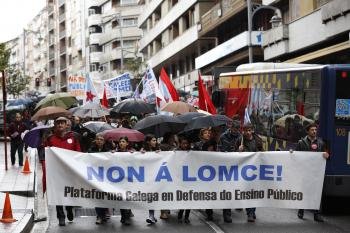 Manifestación contra la LOMCE por las calles de Ourense (Foto: EFE)