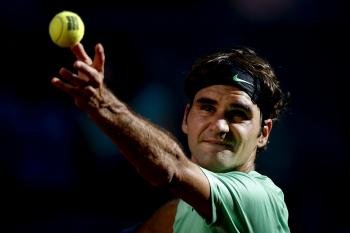  El tenista suizo Roger Federer golpea la pelota durante el partido de octavos de final del Open de Madrid  (Foto: EFE)