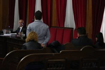 Manuel López González contesta a las preguntas del teniente fiscal de la Audiencia, Carlos Valenzuela.  (Foto: XESÚS FARIÑAS )