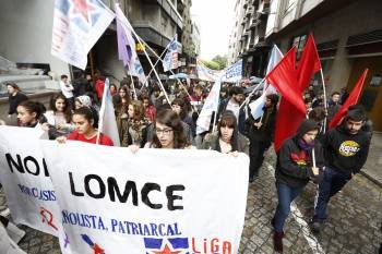 Uno de los grupos de estudiantes que se manifestaron en la mañana de ayer por las calles de Ourense. (Foto: XESÚS FARIÑAS)