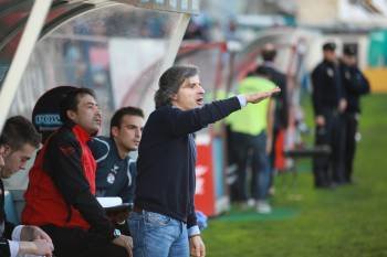 Roberto Aguirre, entrenador del Zamora, dirigiéndose a sus jugadores en O Couto en la primera vuelta. (Foto: JOSÉ PAZ)