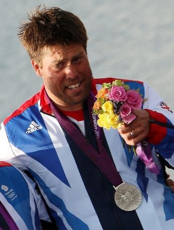 Fotografía de archivo del 5 de agosto de 2012, que muestra al británico Andrew Simpson tras ganar la medalla de plata en la competencia masculina de vela en los Juegos Olímpicos de Londres  (Foto: EFE)