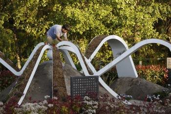 Un operario prepara uno de los jardines de Allariz, que abrirá sus puertas el día 17. (Foto: XESÚS FARIÑAS)