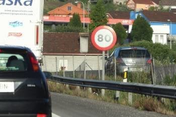 La autovía Vigo-Porriño está limitada a 80 por hora como máximo, con tramos a 60. (Foto: ALBERTE)