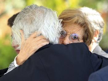 Maite Imaz, viuda de Alfredo Landa, recibe el abrazo de uno de los amigos del actor fallecido el jueves. (Foto: ZIPI)