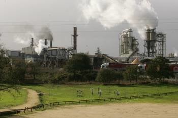 Chimenea de una de las empresas sometidas al control del Plan Nacional de Emisiones de CO2. (Foto: MARCOS ATRIO)
