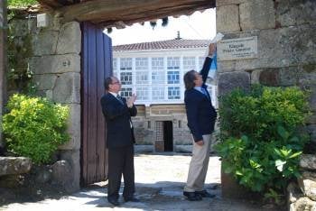Francisco Magide y el homenajeado muestran la placa en la casa natal de Eduardo Prieto.