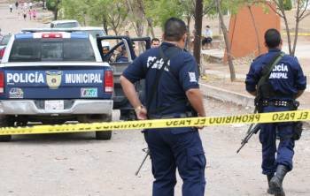Agentes de la policía de Sinaola, durante un control de seguridad en la localidad mexicana.