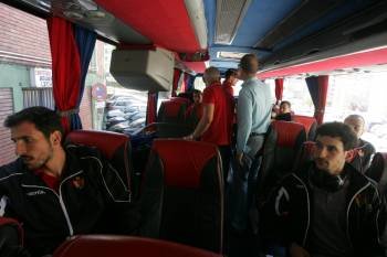 Los jugadores del Ourense, en el autobús que los desplazó hacia Zamora.  (Foto: MARCOS ATRIO)