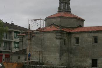 Andamio de la obra de renovación del tejado en la iglesia de San Benito, en Allariz (Foto: MARCOS ATRIO)