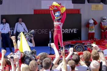 El piloto español de Ferrari Fernando Alonso celebra la victoria en el GP de España. (Foto: VALDRIN XHEMAJI)