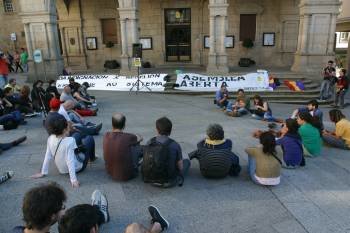 Participantes en la concentración en la Plaza Mayor de Ourense. (Foto: JOSÉ PAZ)