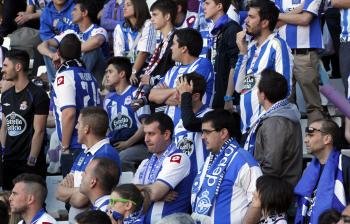 Aficionados del Deportivo de La Coruña durante el partido de Liga ante el Valladolid, disputado esta tarde en el estadio Nuevo José Zorrilla de la capital vallisoletana. (Foto: EFE)