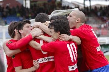 Los jugadores del Ourense festejan uno de los goles conseguidos este curso en O Couto (Foto: Miguel Ángel)