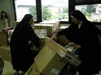 Dos de las religiosas ourensanas recogían ayer algunas cajas con enseres y mobiliario.