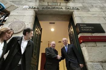 Montero y Vázquez, al término de la reunión que mantuvieron ayer en la sede de la RAG, en A Coruña. (Foto: CABALAR)
