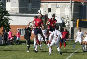 Varios jugadores del Verín pelean un balón en el partido ante el Pontevedra B. (Foto: MARCOS ATRIO)