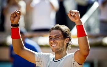 Rafa Nadal levanta los brazos en la celebración de la victoria en la final del torneo de Madrid. (Foto: EMILIO NARANJO)