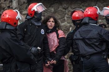 La colaboradora de ETA Urtza Alkorta (3i), en el momento de su detención por agentes de la Ertzaintza.