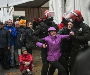 La alcaldesa de Ondarroa, Argia Ituarte, es evacuada por tratar de entorpecer, junto a cientos de simpatizantes de la izquierda abertzale, la detención de Urtza Alkorta (Foto: EFE)