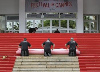 Trabajadores colocan la alfombra roja sobre la escalinata del Palais des Festivals (Palacio de Festivales).