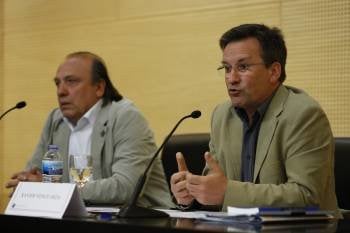 Xosé Lois González (O Carrabouxo) presentou ó economista e voceiro nacional do BNG, Xavier Vence.  (Foto: XESÚS FARIÑAS)