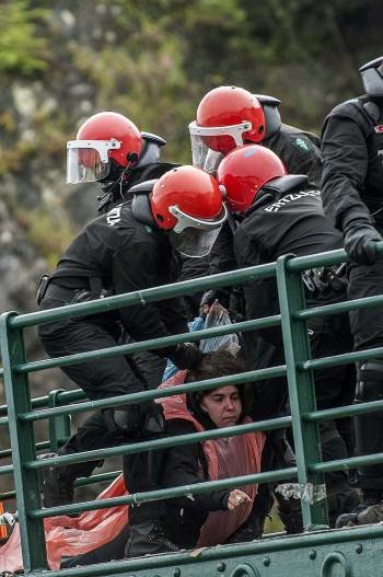 La colaboradora de ETA Urtza Alkorta en el momento de su detención. (Foto: M. TOÑA)