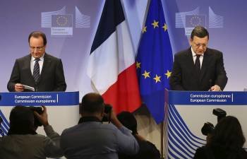 El presidente francés, François Hollande, (i.) con el presidente de la Comisión Europea, Durao Barroso. (Foto: JULIEN WARNAND)